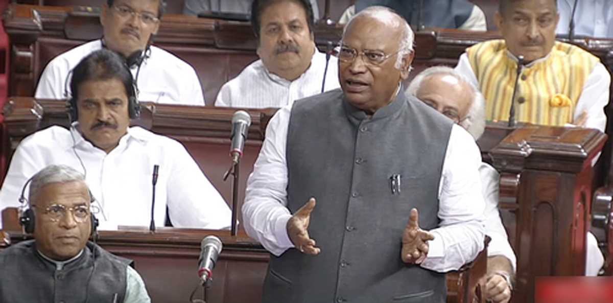 राज्यसभा में विपक्ष ने शेर पढ़कर पूछे सवाल, तो पक्ष ने भी शायरी में दिए जवाब